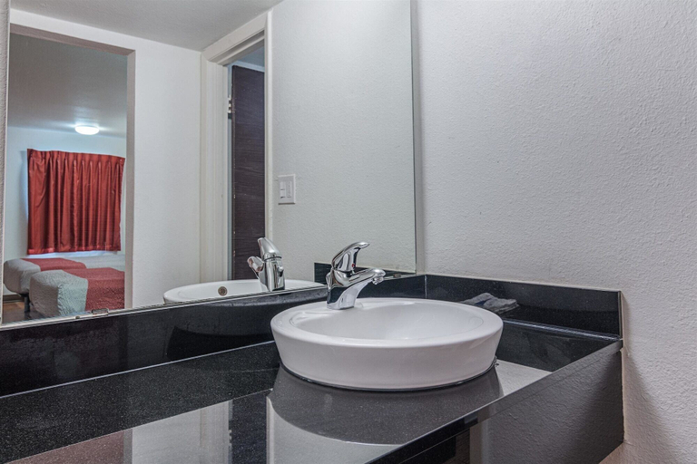 Bathroom 4, Motel 6 Texarkana, AR, Miller