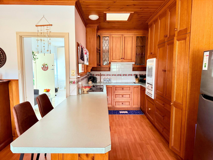 Kitchen 5, Quiet Farm-Style Retreat with Scenic Views, Ballarat - South