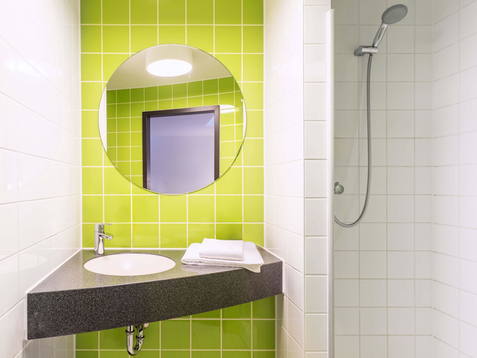 Bathroom 5, B&B Hotel Ludwigshafen, Ludwigshafen am Rhein