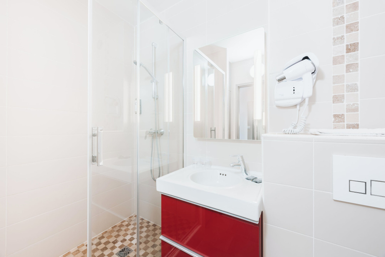 Bathroom 4, Hôtel Causse Comtal Rodez, The Originals Relais, Aveyron
