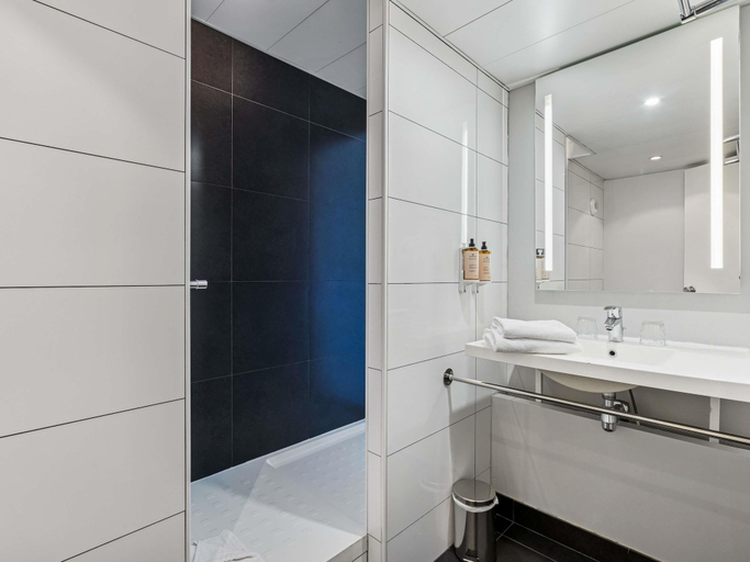 Bathroom 4, Mercure Paris Porte d'Orléans Hotel, Hauts-de-Seine