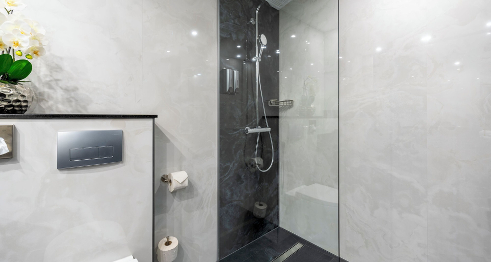 Bathroom 4, PLAZA Premium Schwerin, Schwerin