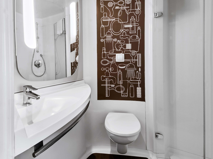 Bathroom 3, B&B HOTEL Frankfurt-Messe, Frankfurt am Main