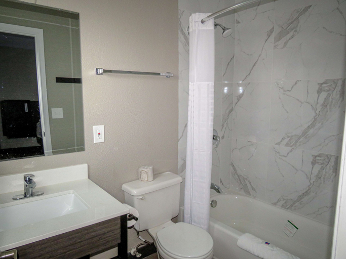 Bathroom 4, Motel 6 Tigard, OR - Portland Southwest, Washington
