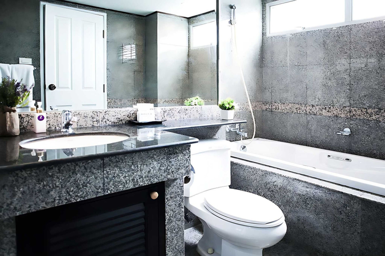 Bathroom 5, The Step Sathon, Sathorn