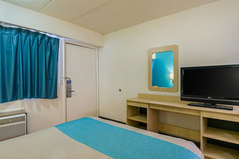 Bedroom 3, Motel 6 Knoxville, TN - North, Knox