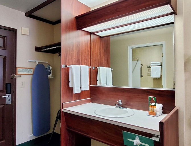 Bathroom 5, Red Lion Hotel Rogue Regency Medford Airport, Jackson