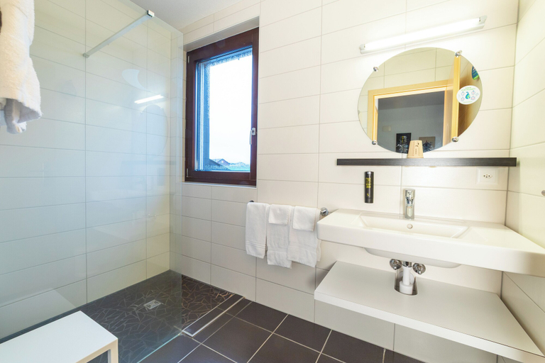 Bathroom 3, Jura Sport & Spa Resort, Les Franches-Montagnes