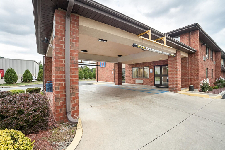 Exterior & Views 1, Motel 6 Binghamton, NY, Broome
