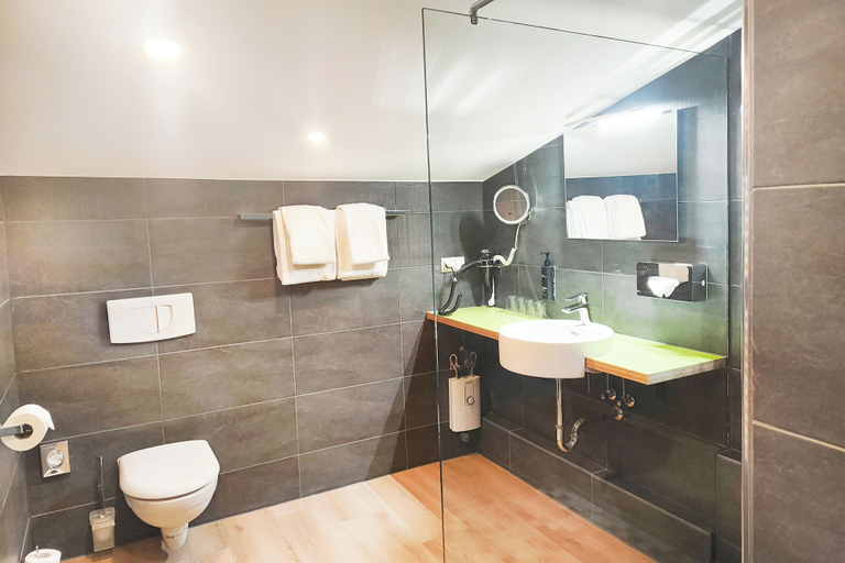 Bathroom 4, Garner Hotel Stuhr Bremen A1 by IHG, Diepholz