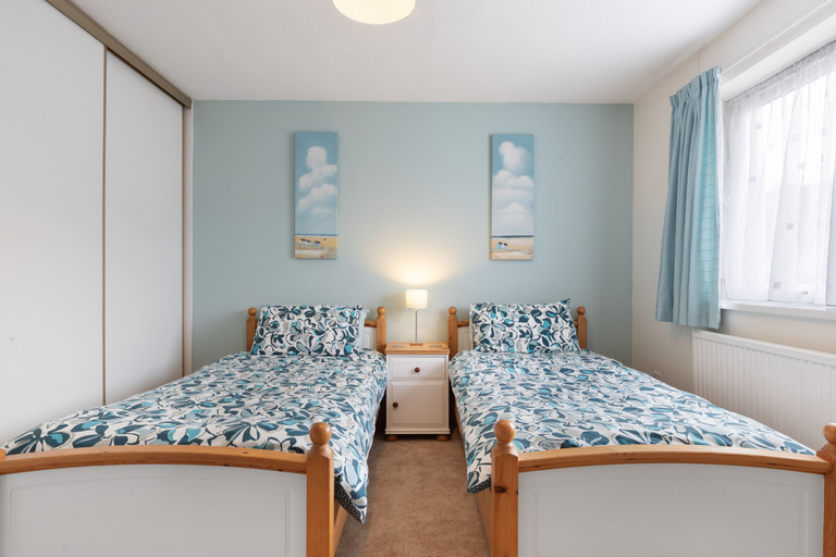 Bedroom 3, Oaklands - Lovely Cottage Walk to Beach, Pembrokeshire