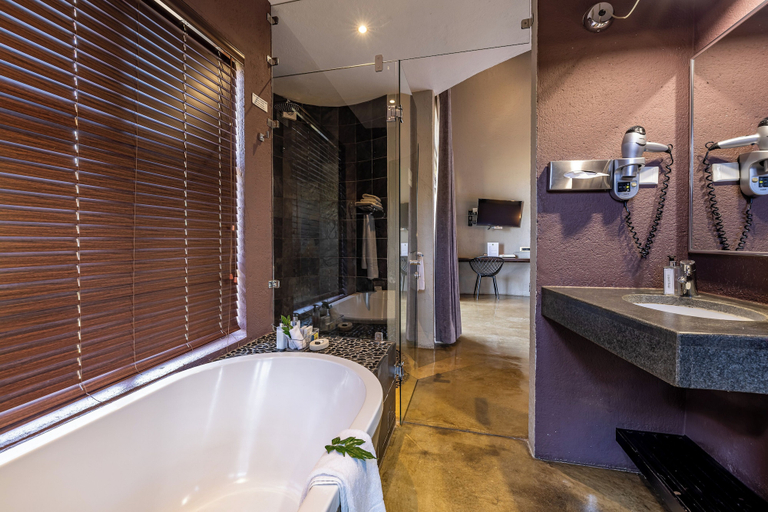 Bathroom 5, Francolin Lodge, Ehlanzeni