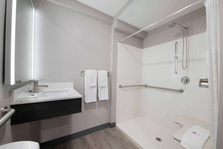 Bathroom 4, Motel 6 Atlanta, GA - Downtown, Atlanta