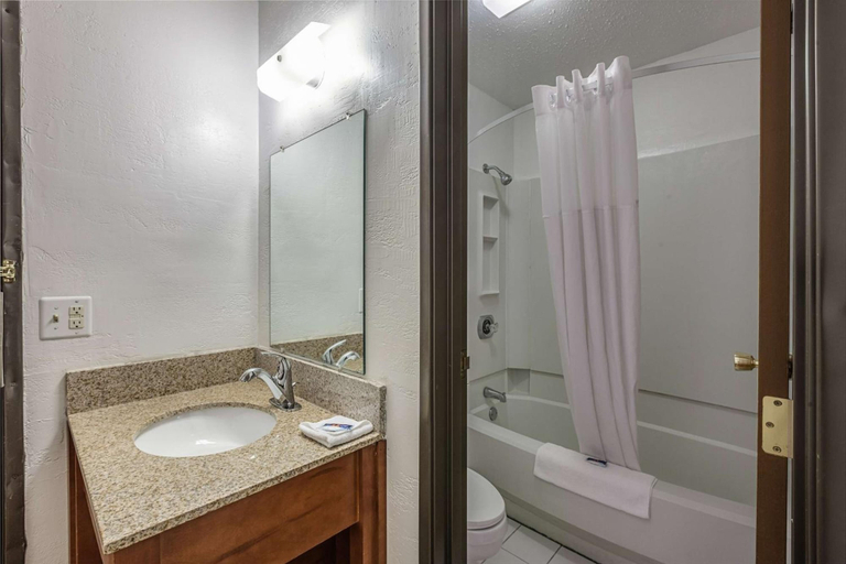 Bathroom 4, Motel 6 Oak Creek, WI, Milwaukee
