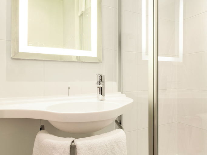 Bathroom 5, ibis Edinburgh Centre Royal Mile - Hunter Square, Edinburgh