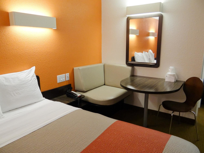 Bedroom 3, Motel 6 Erie, PA, Erie