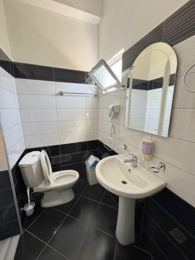 Bathroom 3, Villa Shehu, Sarandës
