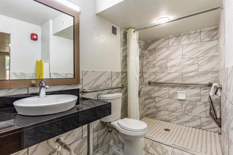 Bathroom 4, Studio 6 Temple, TX, Bell