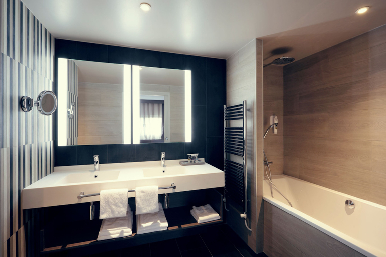 Bathroom 5, Mercure Orange Centre, Vaucluse