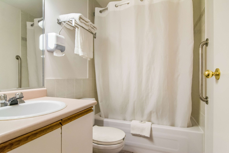 Bathroom 5, Motel 6 Surrey, BC, Greater Vancouver