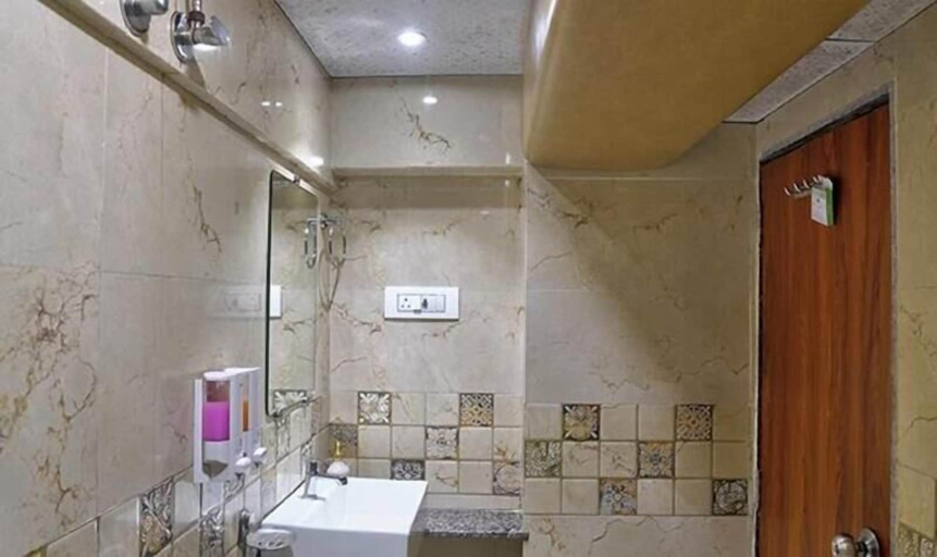 Bathroom 3, FabHotel Saineel I, Mumbai Suburban