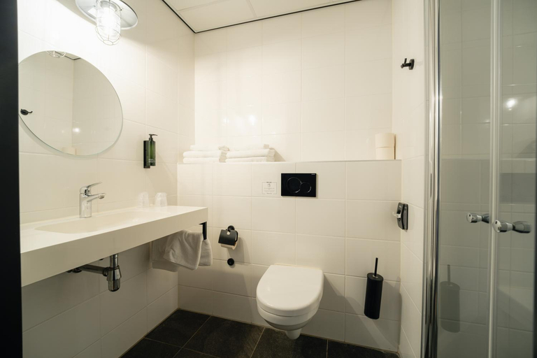 Bathroom 5, Hotel Emilia, Loon op Zand