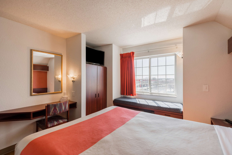 Bedroom 4, Motel 6 Olathe, KS, Kansas City