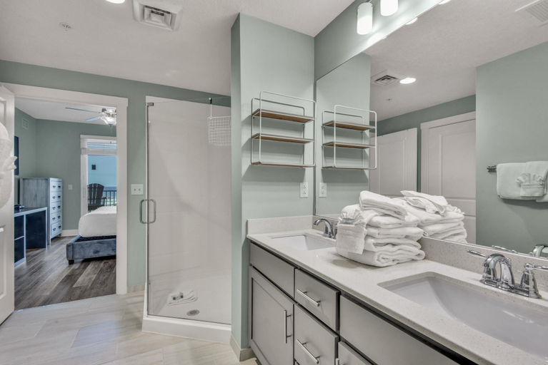 Bathroom 3, Calypso 3-504, Bay