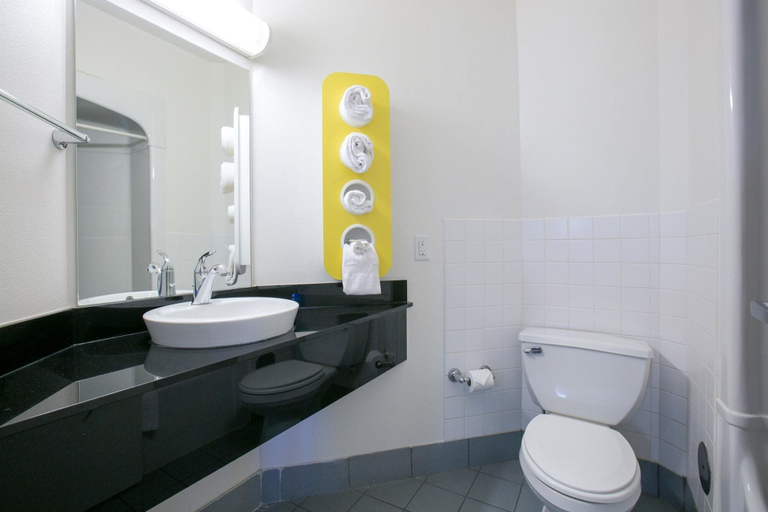 Bathroom 4, Motel 6 Brooklyn Center, MN - Minneapolis, Hennepin