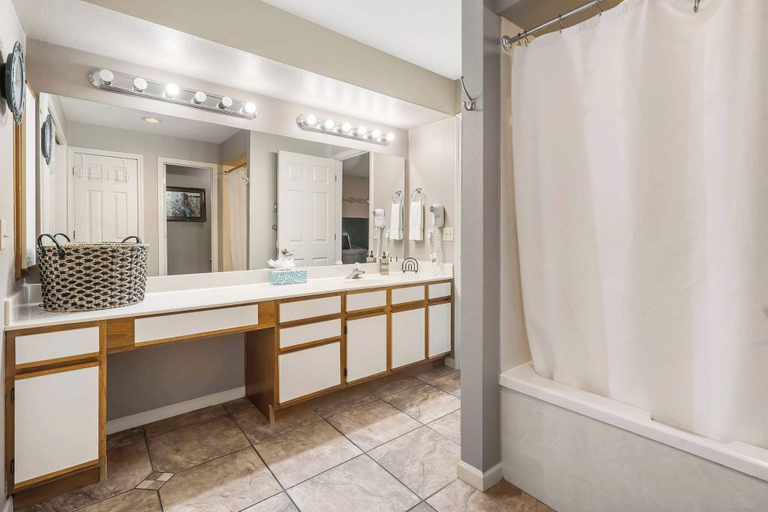 Bathroom 4, Golf Course View at the Foothills Resort, Taney