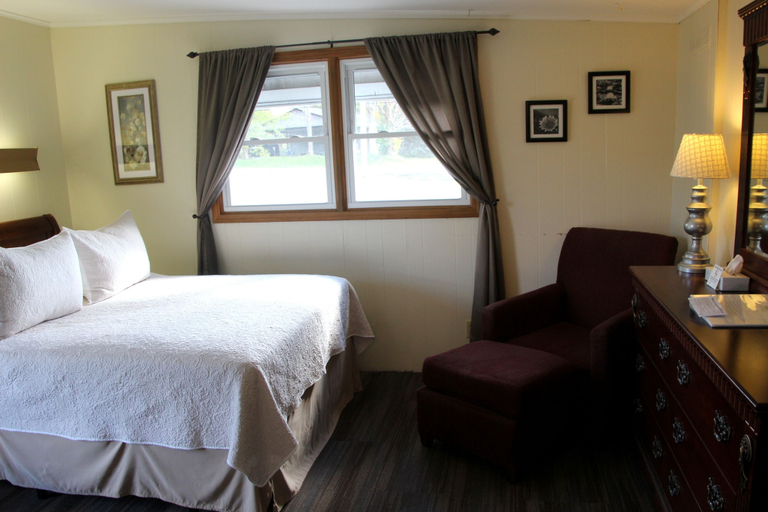 Bedroom 4, All Seasons Inn Corp, Oswego