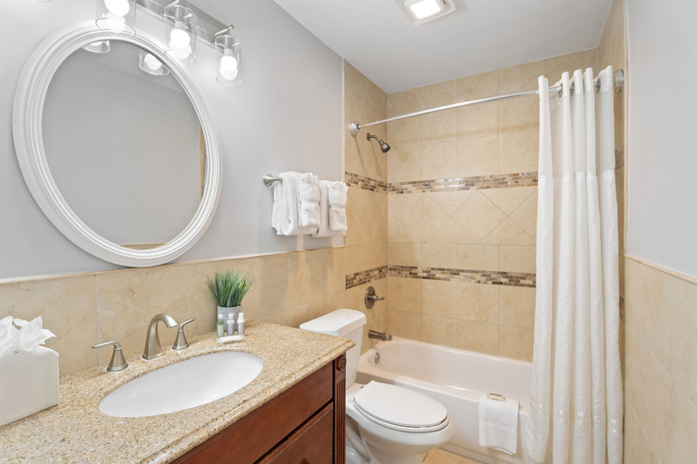 Bathroom 4, Hotel St. Pierre®, a French Quarter Inns® Hotel, Orleans