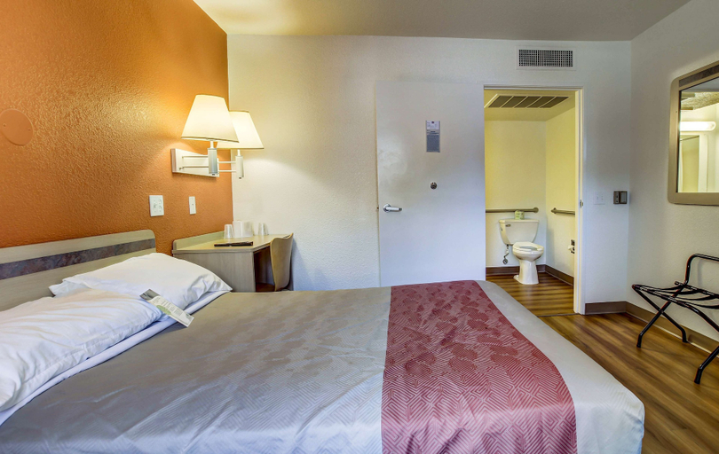 Bedroom 3, Motel 6 Grants Pass, Josephine