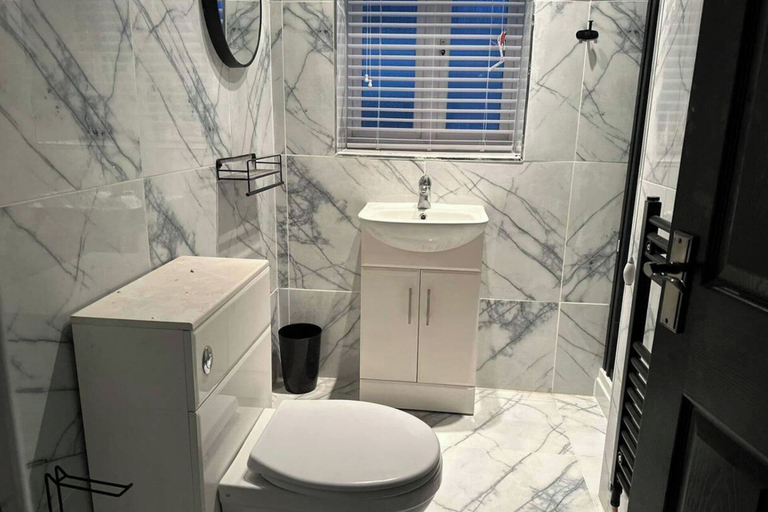 Bathroom 2, House - Sleeps 5 - Garden - Parking, Bridgend