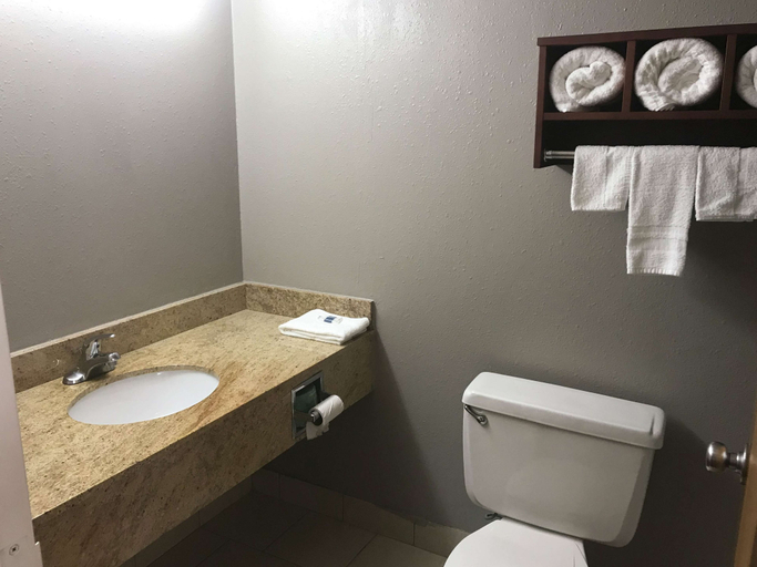 Bathroom 5, Studio 6 Suites Tupelo, MS - North, Lee