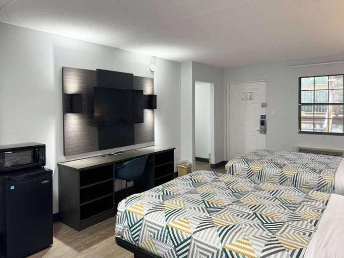 Bedroom 3, Motel 6 Huntsville, AL – University Dr., Madison