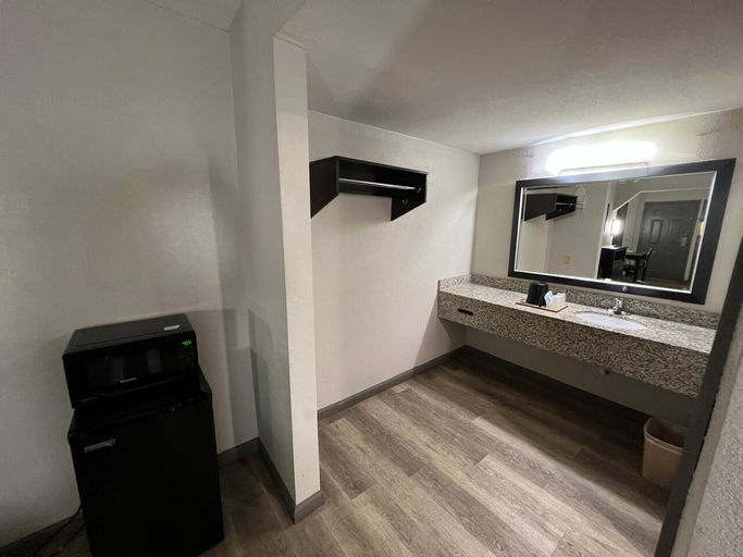 Bathroom 4, Speedway Inn & Suites Griffin US 19, Spalding
