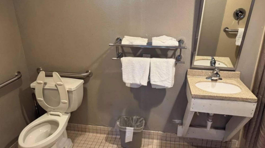 Bathroom 4, Motel 6 Cedar Rapids, IA, Linn