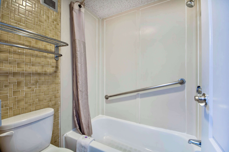 Bathroom 4, Motel 6 Springfield, OH, Clark