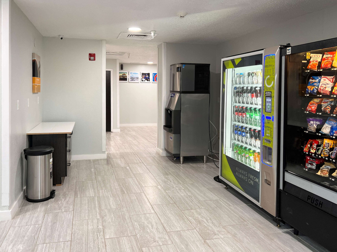 Food & Drinks 5, Motel 6 Springfield, IL, Sangamon