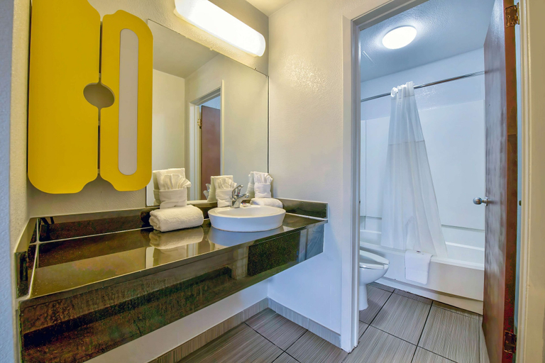 Bathroom 5, Studio 6 San Antonio, TX - Airport, Bexar