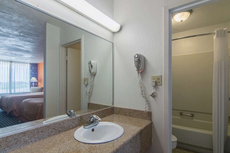 Bathroom 4, Motel 6 Liberal, KS, Seward