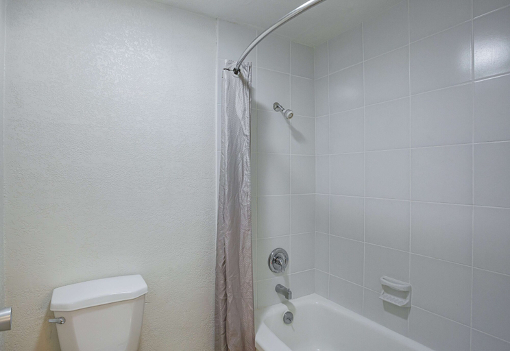 Bathroom 4, Motel 6 Wenatchee, WA, Chelan