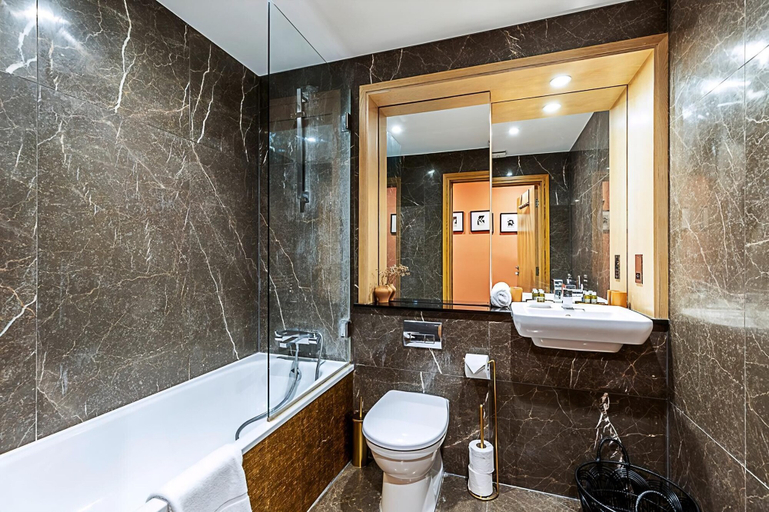 Bathroom 3, Convenient Euston London Apartment, London