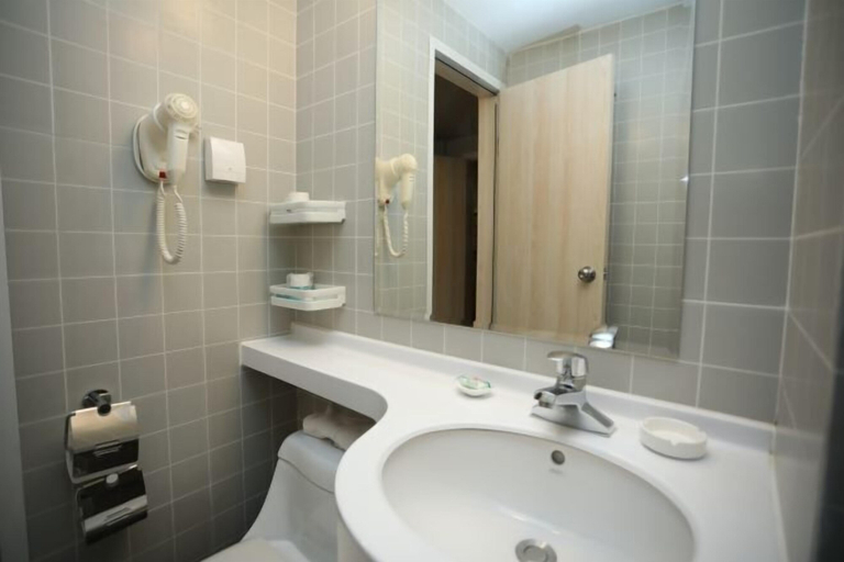 Bathroom 3, Jin Xing Holiday Hotel (Pingliang Kongtong District Green Square Branch), Pingliang