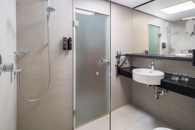 Bathroom 5, Steigenberger Hotel Bielefelder Hof, Bielefeld
