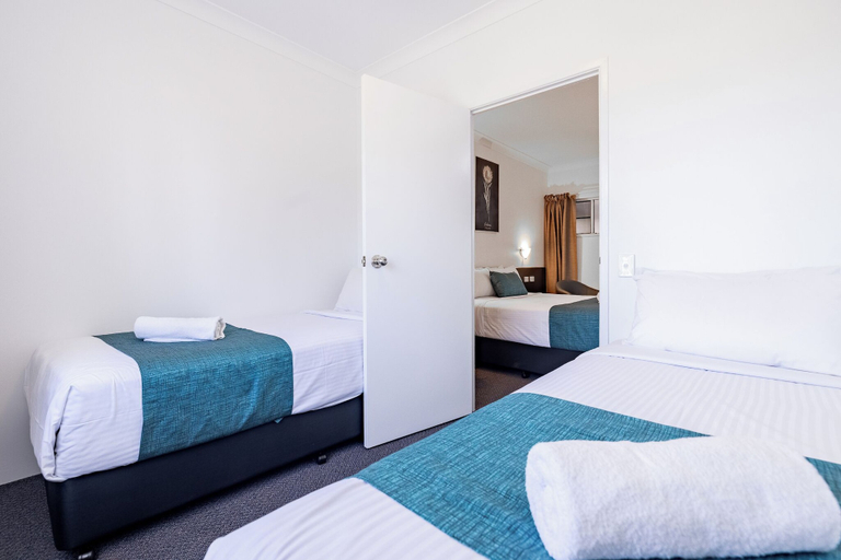 Bedroom 4, Maraboon Motor Inn, Emerald