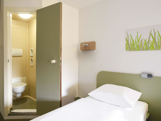 Bedroom 4, B&B HOTEL Rostock-Broderstorf, Rostock
