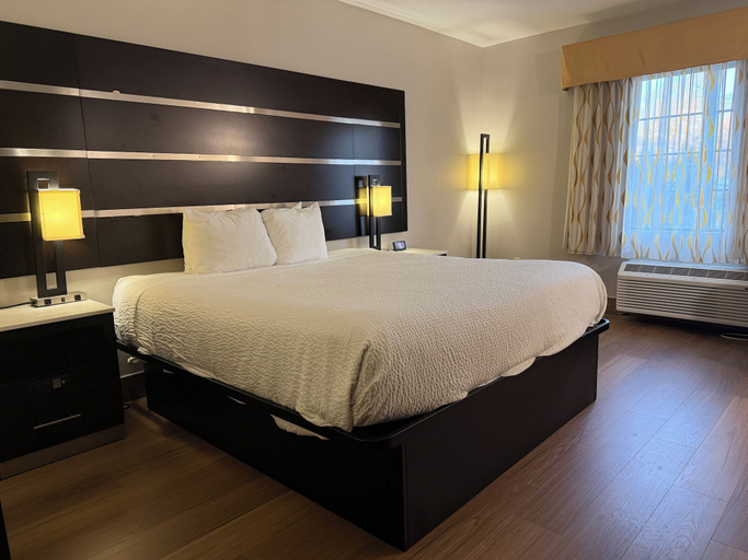 Bedroom 3, Days Inn by Wyndham Budd Lake, Morris