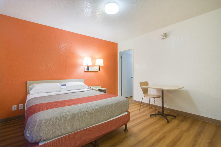 Bedroom 2, Motel 6 – Lakewood, CO, Jefferson